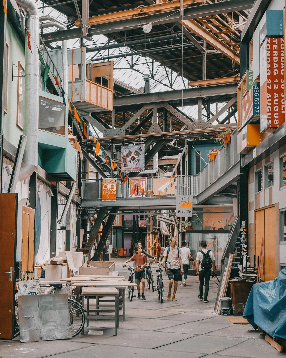 De scheepsbouwhal van de NDSM-werf in Amsterdam-Noord, met ateliers in staal en hout